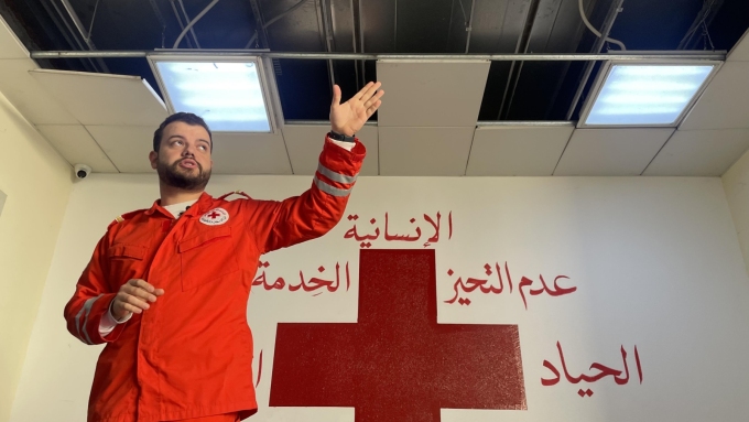 Samir Rahal, un secouriste de la Croix-Rouge libanaise, montre les dégâts causés par une frappe israélienne survenue non loin de sa station.  Photo : Radio-Canada / Rania Massoud