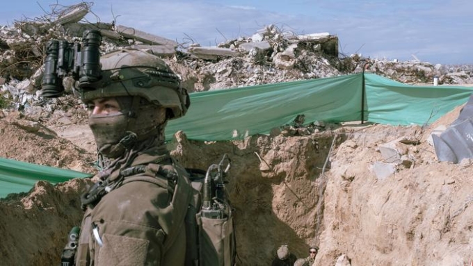 Un soldat israélien devant l'entrée d'un tunnel du Hamas, découvert un mois plus tot, dans la banlieue de Gaza-ville. Le 23 février 2026. Stanislas POYET / LE FIGARO
