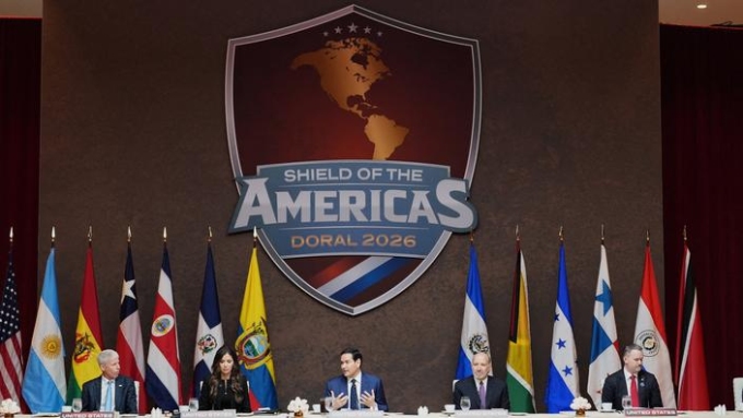 Plusieurs responsables politiques américains étaient réunis le 7 mars 2026 à Doral, en Floride. Rebecca Blackwell / via REUTERS