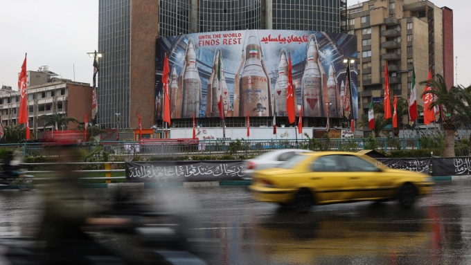 Des véhicules passent devant une murale à Téhéran, en Iran. (Photo d'archives)  Photo : Reuters / Majid Asgaripour