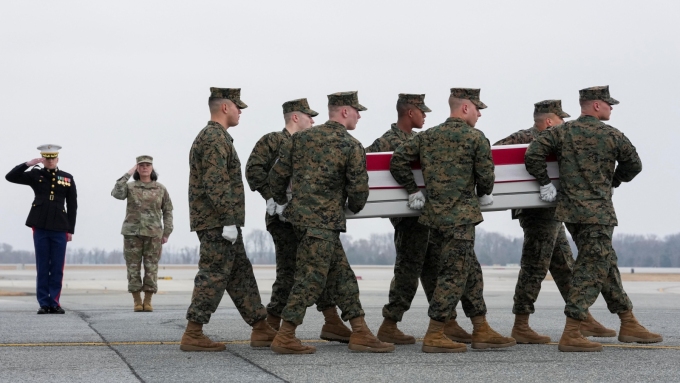 Des soldats américains rapatrient le corps de l'un de leurs frères d'armes tué par une frappe iranienne au début du mois de mars. (Photo d'archives) PHOTO : REUTERS / KEN CEDENO
