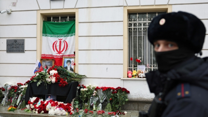 Des fleurs déposées devant l'ambassade d'Iran à Moscou, en Russie, après l'annonce de la mort de l'ayatollah Khamenei.  Photo : Reuters / Ramil Sitdikov