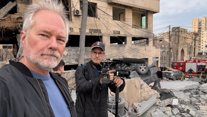 Jean-François Bélanger (à gauche) et Frédéric Tremblay font partie des équipes que Radio-Canada a déployées pour couvrir la guerre au Moyen-Orient.  Photo : Radio-Canada