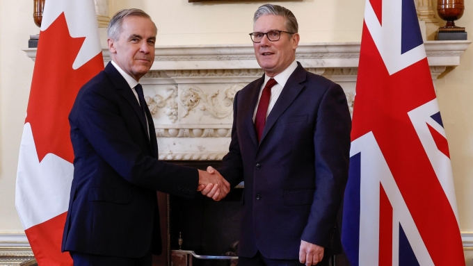 Le premier ministre canadien, Mark Carney, serre la main au premier ministre britannique, Keir Starmer, au 10, Downing Street le 16 mars 2026 à Londres, en Angleterre.  Photo : Getty Images / WPA Pool