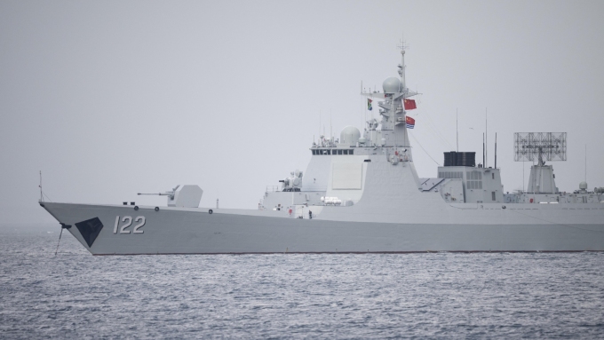 Un destroyer lance-missiles chinois amarré en Afrique du Sud, le 6 janvier 2026.  Photo : Getty Images / Rodger Bosch (AFP)