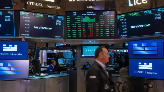 Des courtiers travaillent dans la salle des marchés de la Bourse de New York, le 13 mars 2026. © Spencer Platt, Getty Images via AFP