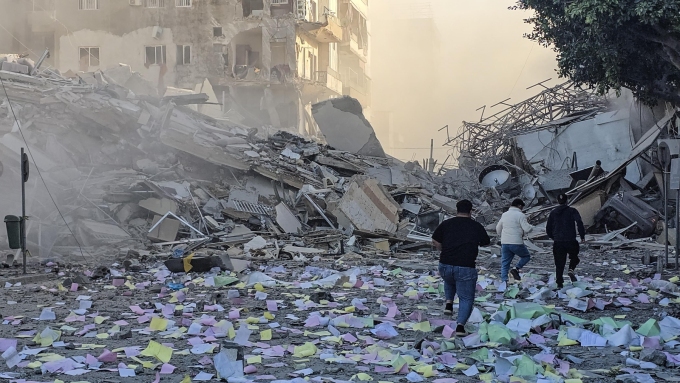 Une frappe aérienne israélienne a visé les bureaux d'Al-Qard al-Hassan, une institution financière liée au Hezbollah, dans la ville côtière de Tyr, au sud du Liban, le 2 mars 2026.  Photo : Getty Images / Kawnat Haju (AFP)