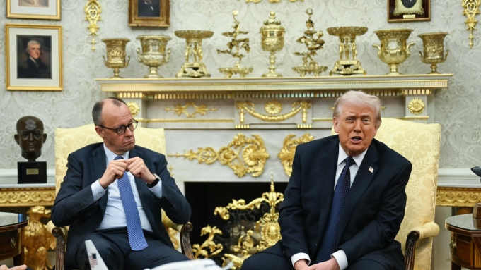 Le président américain Donald Trump s'est exprimé mardi lors d'une réunion avec le chancelier allemand Friedrich Merz dans le bureau ovale de la Maison-Blanche.  Photo : Getty Images / AFP / Andrew Caballero-Reynolds