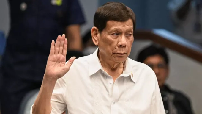 hoto d'archive montrant Rodrigo Duterte prêtant serment devant le Sénat philippin, le 28 octobre 2024, à Manille. © AFP