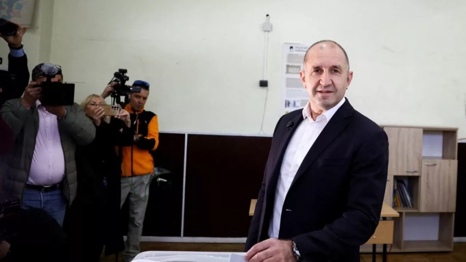 Roumen Radev, ancien président bulgare et leader de la coalition Bulgarie progressiste, vote à Sofia le 19 avril 2026. Son parti est en tête des législatives anticipées. (REUTERS)