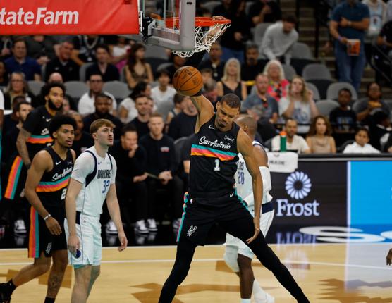 Victor Wembanyama face aux Dallas Mavericks au Frost Bank Center à San Antonio (Texas), le 10 avril 2026. RONALD CORTES/AFP