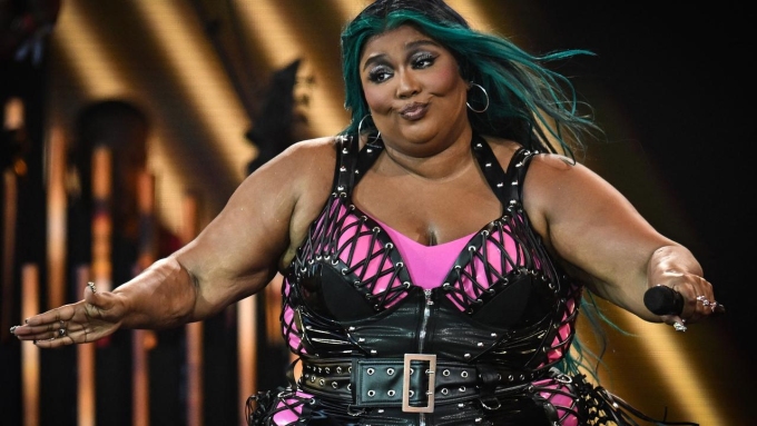 Singer stuns in bikini after 27kg weight loss