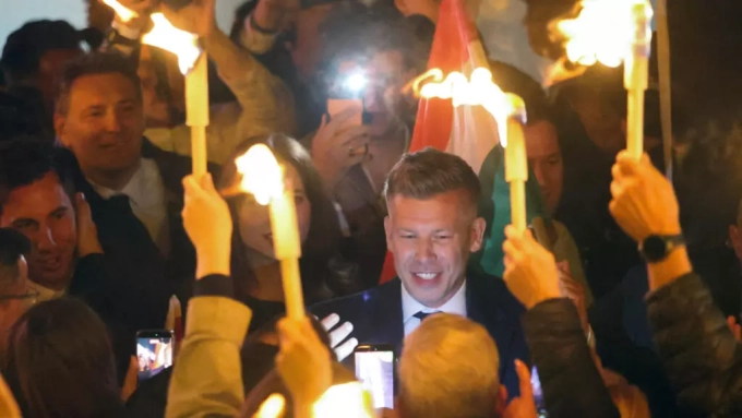 L'opposant Peter Magyar félicité par ses partisans, à Budapest le 12 avril 2026. REUTERS - Leonhard Foeger