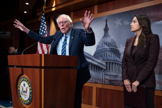 Le sénateur démocrate Bernie Sanders et la représentante Alexandria Ocasio-Cortez, lors d’une conférence de presse, au Capitole, à Washington, le 25 mars 2026. J. SCOTT APPLEWHITE/AP