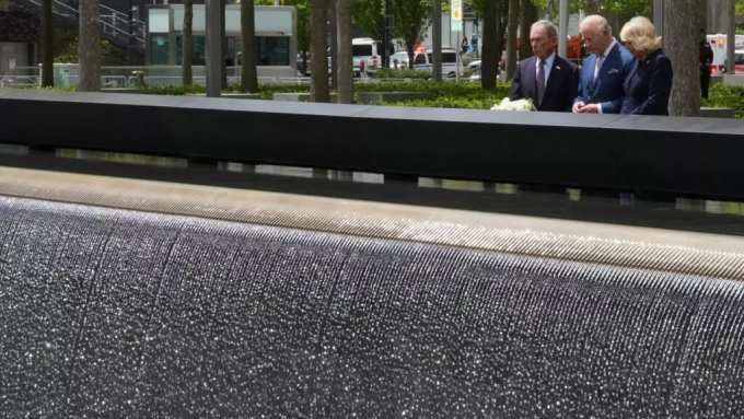 Le roi Charles III et la reine Camilla déposent des fleurs lors de leur visite au mémorial du 11-Septembre aux côtés de l'ancien maire de New York Michael Bloomberg, le 29 avril 2026 © TIMOTHY A. CLARY / AFP