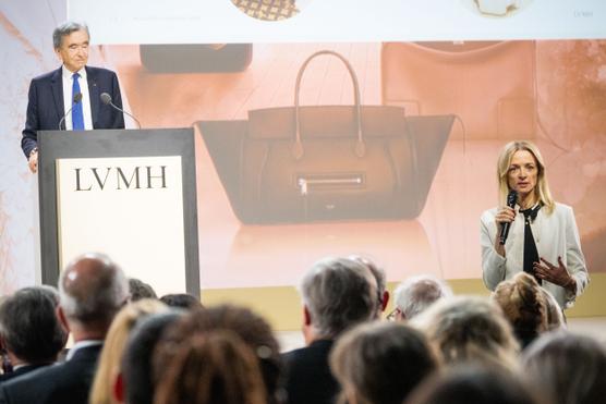 Le PDG de LVMH, Bernard Arnault, écoute sa fille ? Delphine Arnault, PDG de Dior et membre du conseil d’administration et du comité exécutif de LVMH, lors de l’assemblée générale du groupe de luxe, au Carrousel du Louvre, à Paris, le 23 avril 2026. BENJAM
