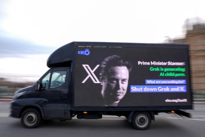 A sign in London on January 14, 2026, urged British Prime Minister Keir Starmer to oppose Elon Musk and ban X and Grok. MAJA SMIEJKOWSKA/REUTERS