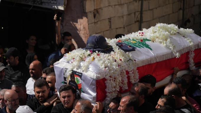 Un casque de protection et un gilet pare-balles sont posés sur le cercueil de la journaliste libanaise Amal Khalil lors de ses obsèques dans le village de Baïssarieh, dans le sud du Liban, le 23 avril 2026.  Photo : Radio-Canada