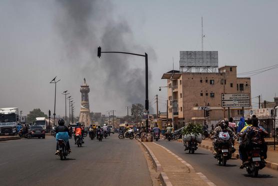 Une colonne de fumée s’élève au-dessus de bâtiments, à Bamako, au Mali, le 26 avril 2026. AFP