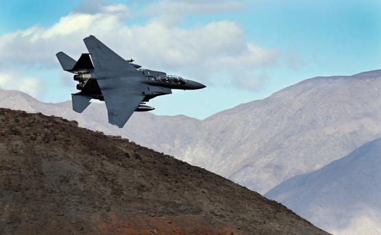 Un F-15E Strike Eagle au dessus du parc national de la vallée de la Mort, en Californie, le 27 février 2017. BEN MARGOT / AP