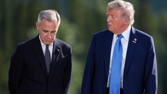 Mark Carney et Donald Trump lors de la rencontre des pays du G7 à Kananaskis, en Alberta, en juin 2025.  Photo : La Presse canadienne / Darryl Dyck