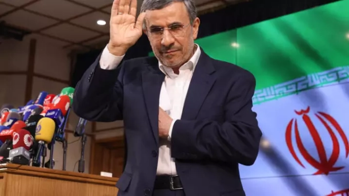 L'ancien président iranien Mahmoud Ahmadinejad salue la foule après avoir déposé sa candidature à l'élection présidentielle iranienne du 2 juin 2024 à Téhéran. © Atta Kenare, AFP