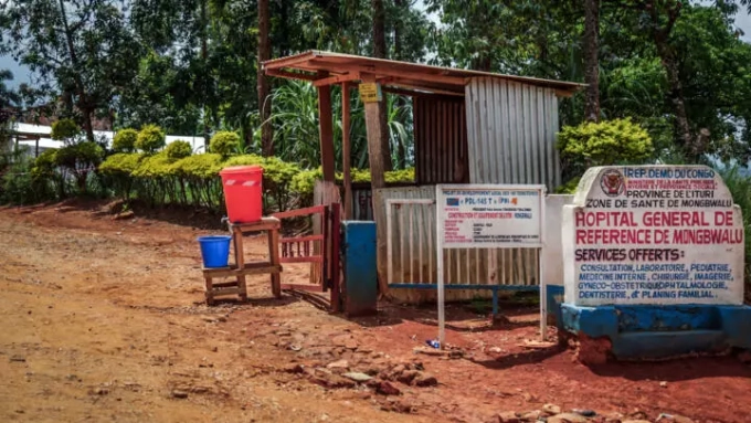 L'entrée de l'hôpital de Mongbwalu, en République démocratique du Congo, samedi 23 mai 2026. Les cas suspects de Ebola se multiplient. © Seros Muyisa, AFP