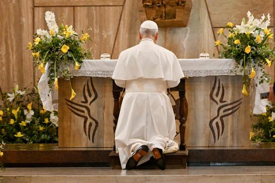 Le pape Léon XIV, priant dans une chapelle lors d’une visite à l’université Sapienza de Rome, le 14 mai 2026. ANDREAS SOLARO / AFP