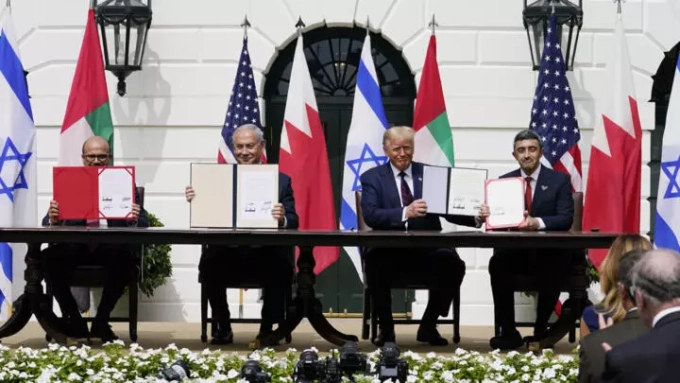 US President Donald Trump and Israel's Benjamin Netanyahu sign the Abraham Accords with the foreign ministers of Bahrain (left) and the United Arab Emirates at the White House on September 15, 2020. © Alex Brandon, AP file photo