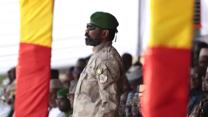 Le chef de la junte au Mali, Assimi Goïta, assiste aux funérailles du ministre de la Défense Sadio Camara, le 30 avril 2026 à Bamako. © Boubacary Bocoum, AP