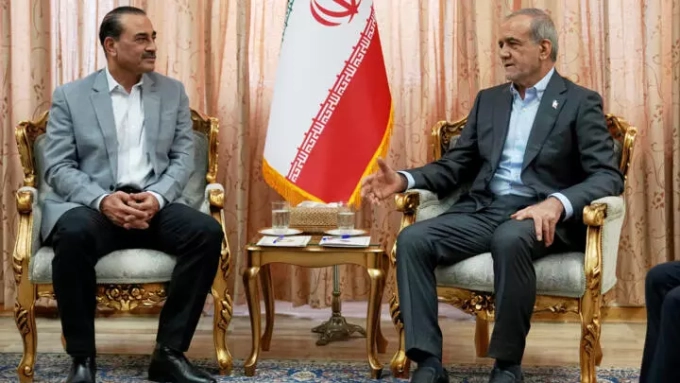 Le président Masoud Pezeshkian, à droite, lors d'un entretien avec le chef d'état-major de l'armée pakistanaise, le maréchal Asim Munir, à Téhéran, le 23 mai 2026. © Présidence iranienne, via AP