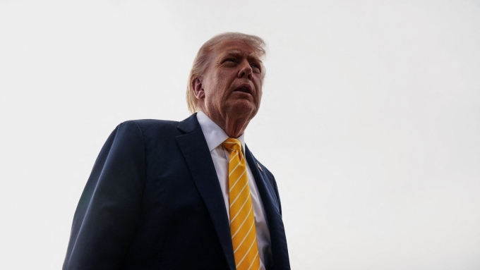Le président américain, Donald Trump, s'adresse aux médias avant de monter à bord d'Air Force One pour se rendre à Miami, en Floride, le 2 mai 2026.  Photo : Reuters / Nathan Howard