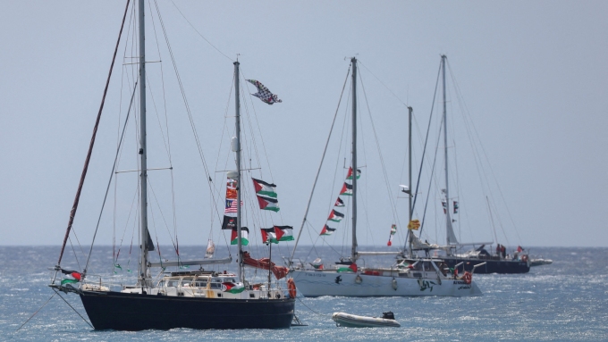 Des navires de la flottille pour Gaza « Sumud », interceptée en eaux internationales par la marine israélienne, naviguent vendredi au large de la ville d'Iérapetra, sur l'île de Crète, en Grèce.  Photo : Reuters / Stefanos Rapanis