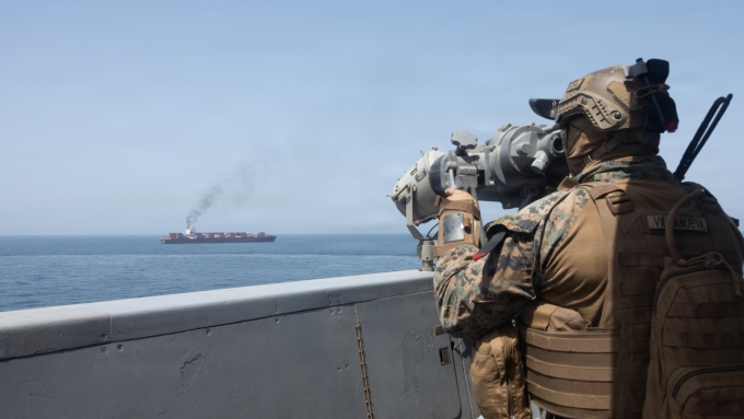 Un militaire américain sur un bâtiment de guerre en mer d'Arabie, le 20 avril 2026.  Photo : Getty Images / Handout
