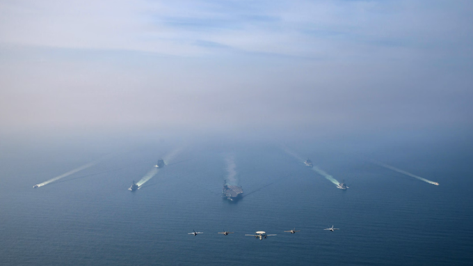 Le porte-avions USS Abraham Lincoln et ses escortes navales dans la mer d'Oman, le 6 février 2026.  Photo : via reuters / U.S. Navy