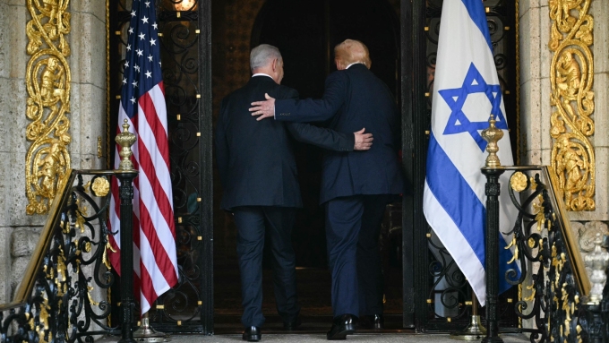 Le président américain et le premier ministre israélien lors d'une rencontre à Mar-a-Lago, le domaine de Donald Trump en Floride, le 29 décembre 2025.  Photo : Getty Images / JIM WATSON