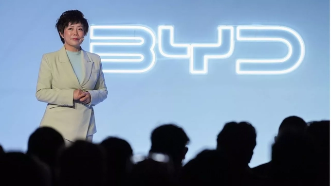 Stella Li, numéro deux de BYD, a rencontré Jean-Dominique Senard à l'automne 2025. (Photo Gian Mattia D'Alberto/Lapresse/Sipa)