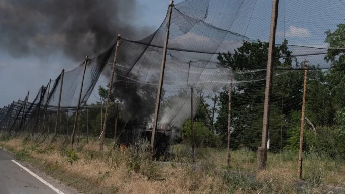 Un véhicule militaire en flammes près de filets antidrones à Druzhkivka, dans le Donbass (Photo du 3 juillet). (Photo Iryna Rybakova/The 93rd Kholodnyi Yar Separate Mechanized Brigade/AFP)
