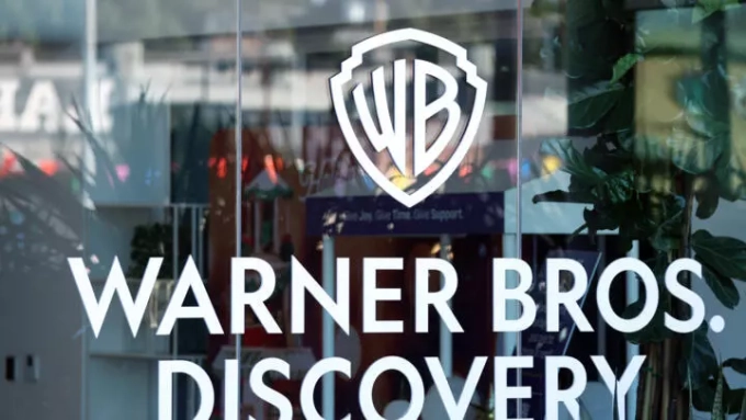 Le logo du studio hollywoodien Warner Bros Discovery à Culver City, le 5 décembre 2025 en Californie © Patrick T. Fallon / AFP/Archives