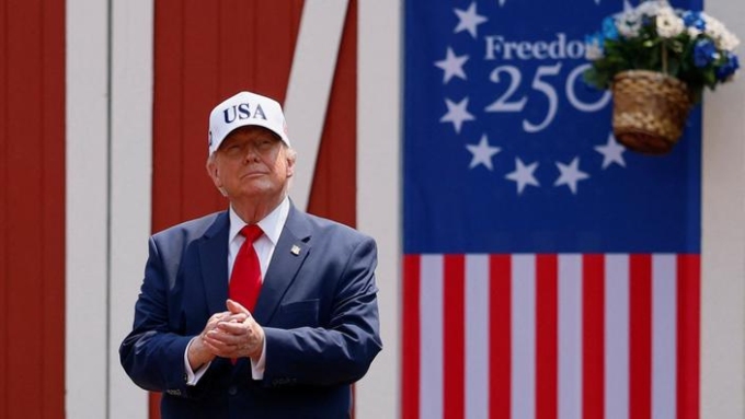 Donald Trump à l’amphithéâtre Burning Hills, le jour de l’inauguration de la bibliothèque présidentielle Theodore Roosevelt à Medora, dans le Dakota du Nord, le 1er juillet 2026. Evan Vucci / REUTERS