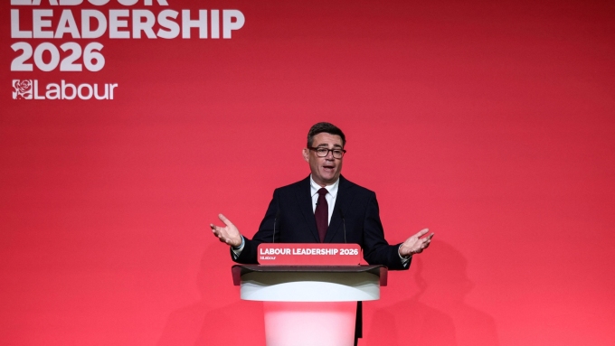 Andy Burnham prend la parole après avoir été confirmé à la tête du Parti travailliste et désigné prochain premier ministre du pays, le 17 juillet 2026.  Photo : Reuters / Henry Nicholls