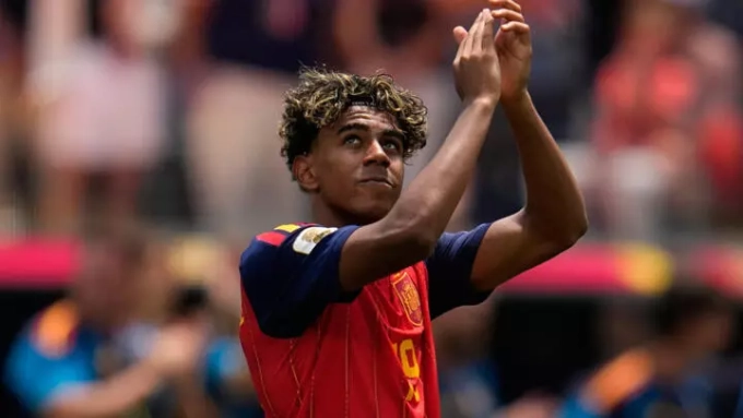 Lamine Yamal célèbre la victoire de son équipe à la fin du quart de finale de la Coupe du monde de football entre l'Espagne et la Belgique à Inglewood, en Californie, près de Los Angeles, le 10 juillet 2026. © Gregory Bull, AP