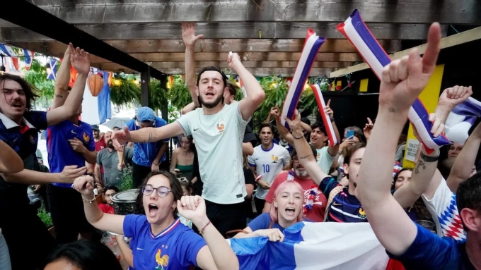 Les partisans de la France réunis au bar Monsieur Ricard étaient en pleine confiance après le deuxième but des Bleus dans leur quart de finale contre le Maroc.  Photo : Radio-Canada / Ivanoh Demers