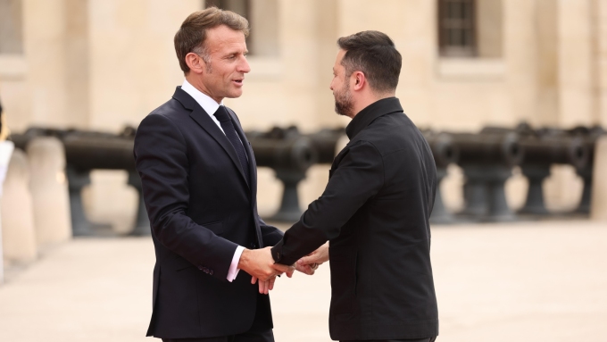 Le président français Emmanuel Macron accueille le président ukrainien Volodymyr Zelensky avant le sommet de la Coalition des volontaires à Paris, lundi.  Photo : Associated Press / Teresa Suarez