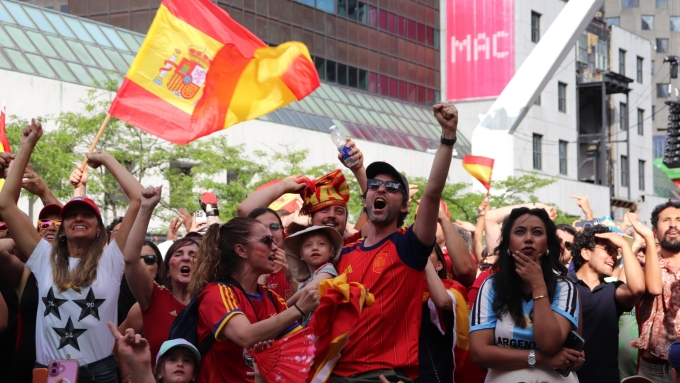 Les partisans de l'Espagne ont explosé de joie quand les interminables dernières secondes du match se sont écoulées.  Photo : Radio-Canada / Charles Séguin