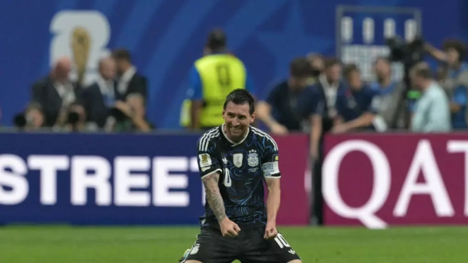 L'attaquant Lionel Messi célèbre la qualification de l'Argentine en finale du Mondial-2026 après sa victoire contre l'Angleterre (2-1), mercredi 15 juillet 2026 à Atlanta, aux États-Unis. © Juan Mabromata, AFP