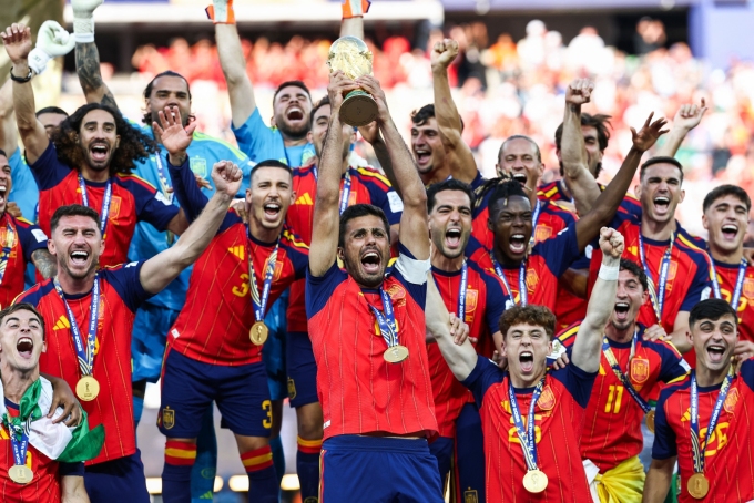 Spanish captain Rodri lifts the World Cup trophy after the victory.  Franck Fife/AFP/Getty Images