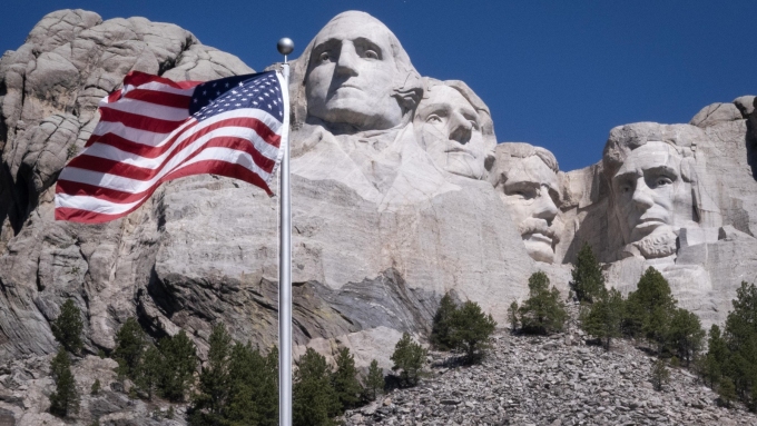 Les bustes des présidents américains George Washington, Thomas Jefferson, Theodore Roosevelt et Abraham Lincoln dominent le paysage du monument national du mont Rushmore.  Photo : Getty Images / Scott Olson