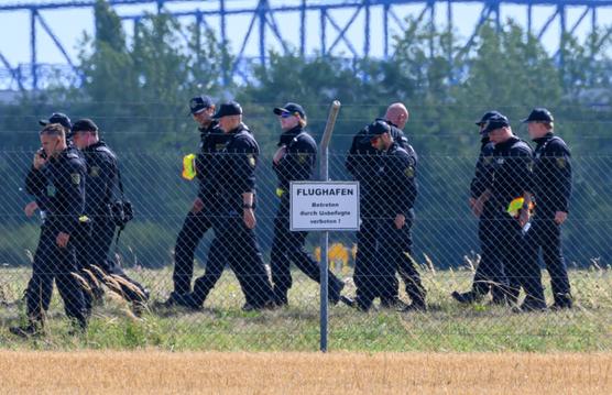A l’aéroport de Leipzig-Halle (Allemagne), le 5 août 2026, après la découverte d’un drone chargé d’explosifs. HENDRIK SCHMIDT/DPA VIA AP