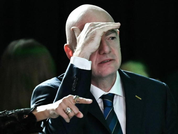 Gianni Infantino looking for supporters. Photo by Fabrice COFFRINI / AFP)